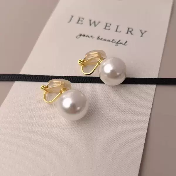 Vintage Pearl Clip-On Earrings for Women Without Pierced Ears, High-End Large Pearl Earrings, New Year Ear Accessories with a Sense of Design, Triangle Clip Earrings