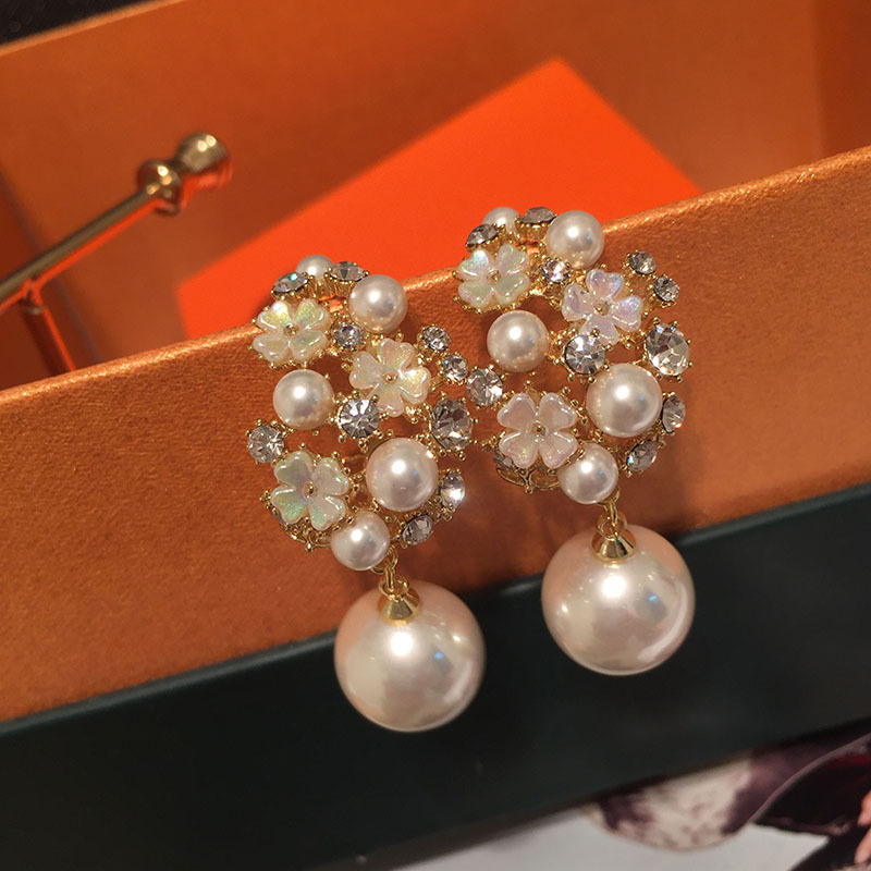 Fashion White Mother-of-pearl Flower Earrings display picture 3