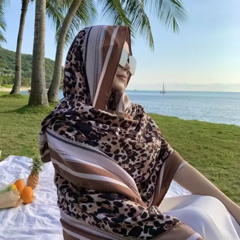 Sopa de satén de twill para mujeres 2025 bufandas de viento nacional de verano tibetanas bufandas de seda protector solar lago Qinghai turismo foto toalla de playa