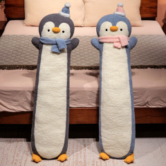 かわいいペンギンの長い抱き枕はベッドに足を挟んで寝ることができます。