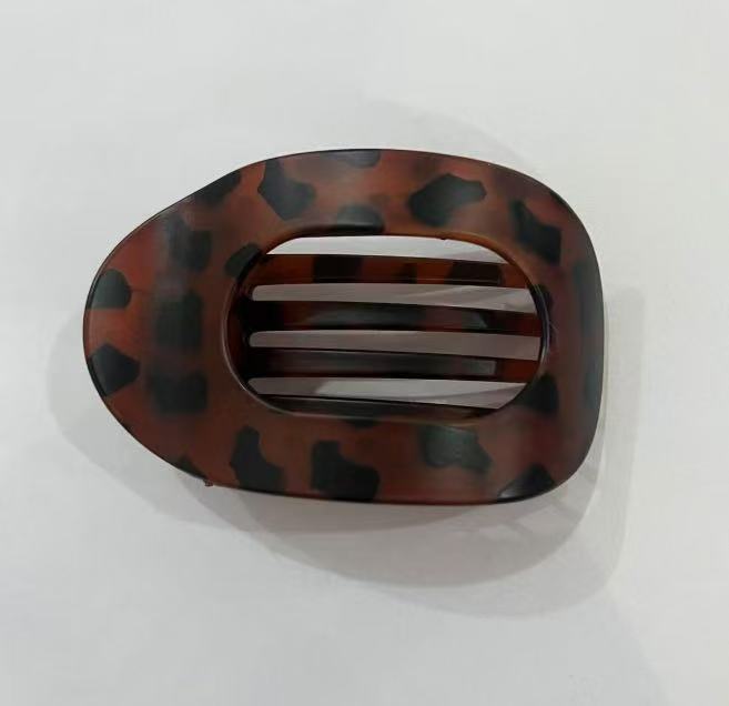 어두운 표범 무늬 매트