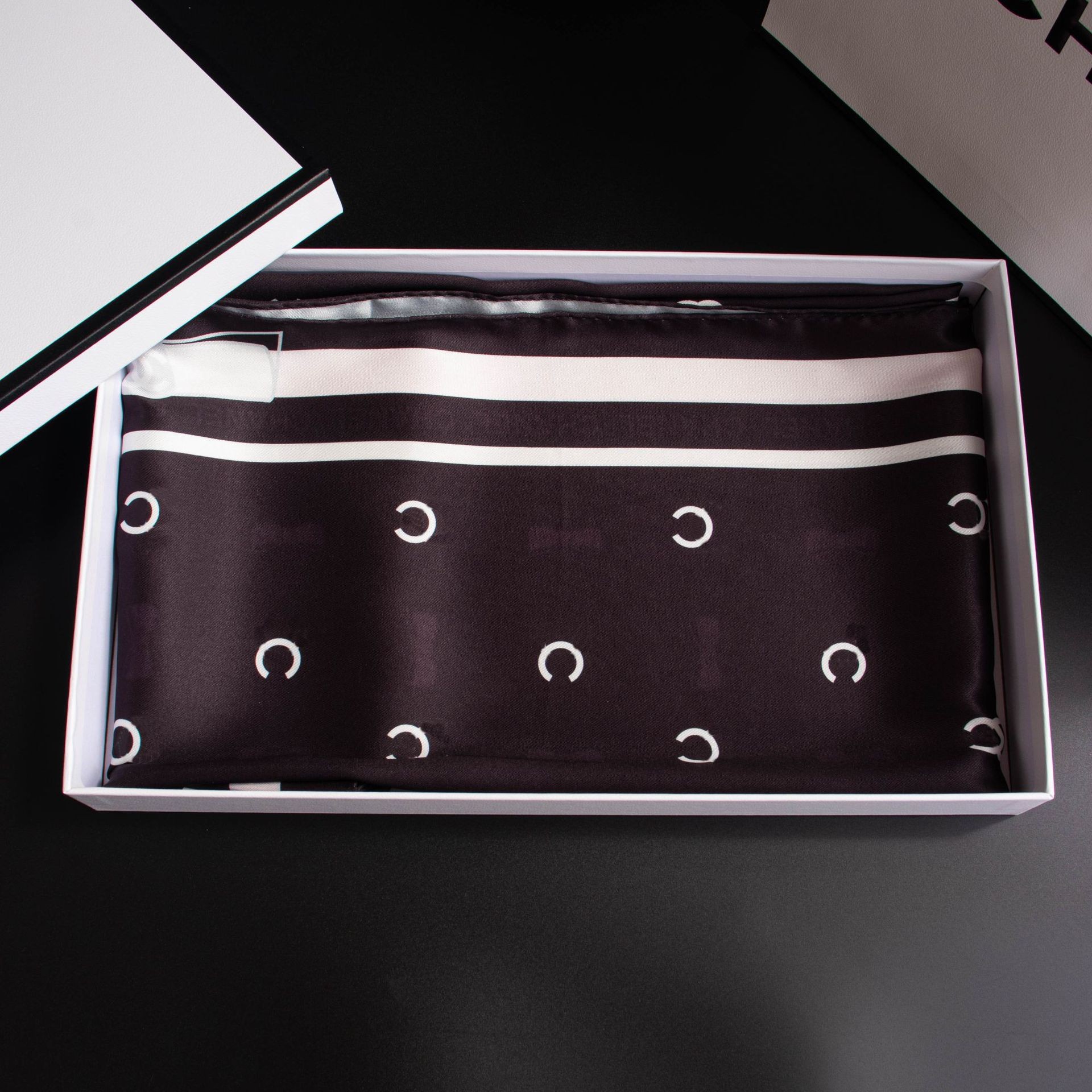 Bufandas de seda de moda europeas y americanas transfronterizas bufandas elegantes de alta calidad lujosas impresión de letras de seda impresión caliente en el extranjero