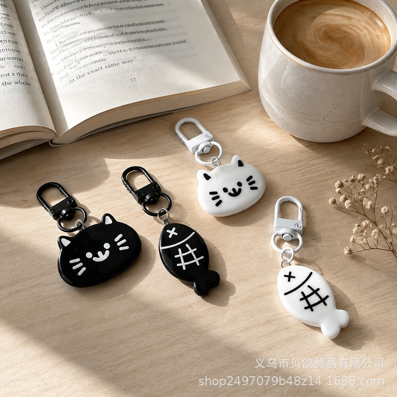 Black and white cat and fish keychain, cute cartoon resin pendant, couple's bag decoration, cross-border hot-selling small gift
