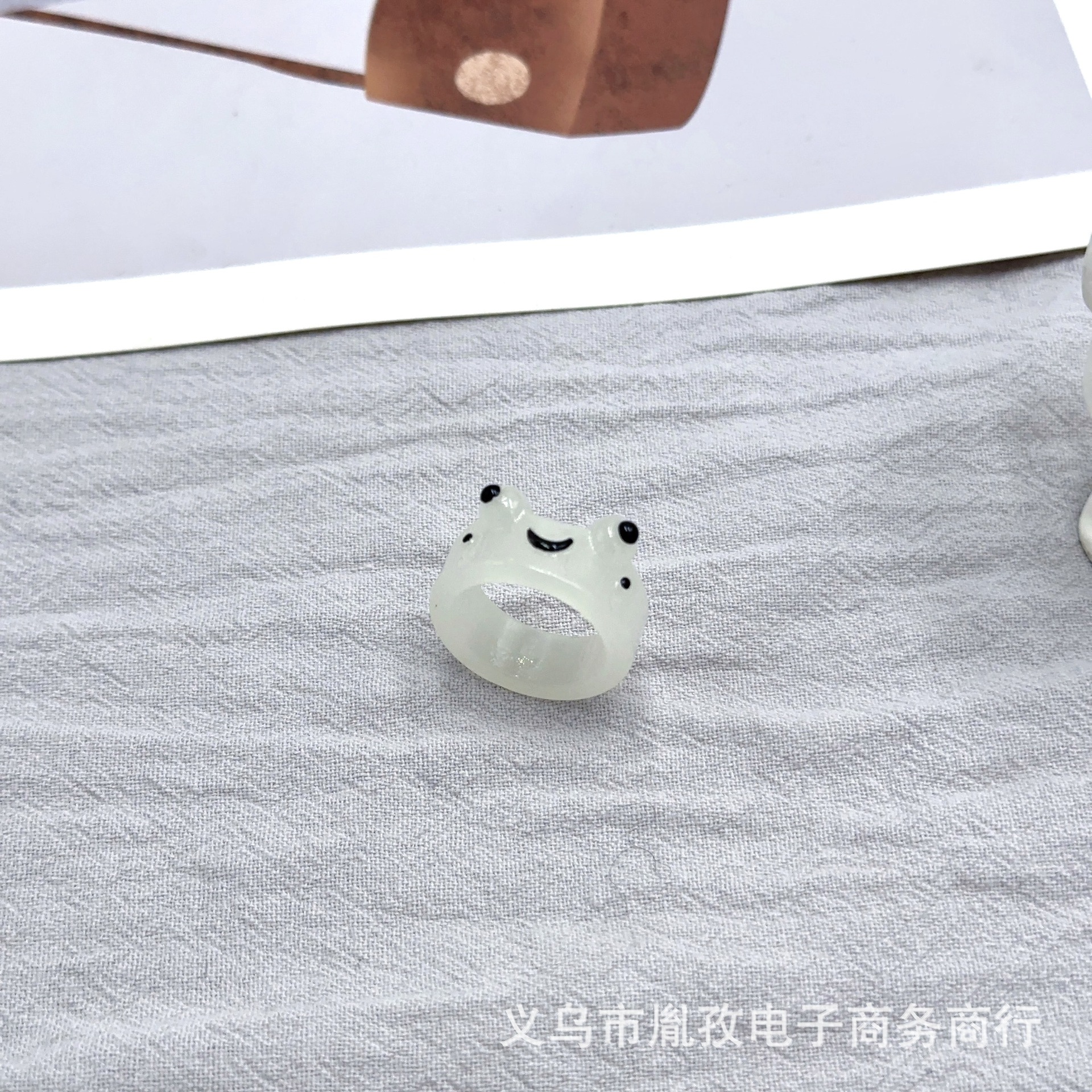 Rana luminosa anillo de resina transfronteriza Venta caliente colorido personalizado animal dibujos animados lindo anillo de dedo Rana solitaria