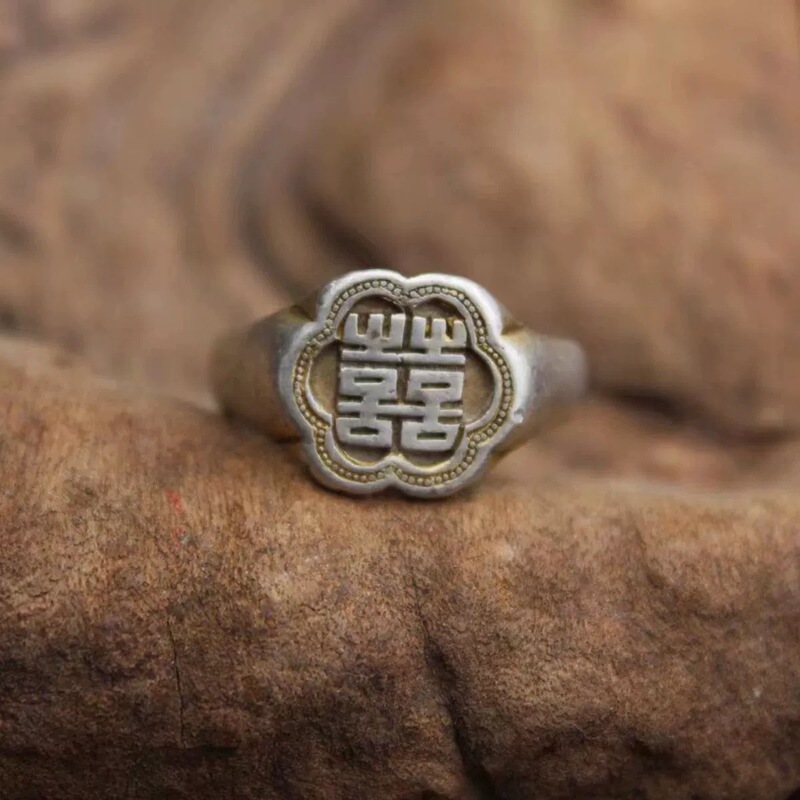 Chinese-Style Retro Niche Design Double Happiness Ring with an Antique Feel, High Aesthetic Value, Han Elements, and Unique Hanfu Outfit