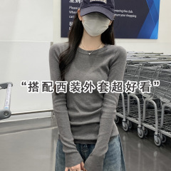 秋冬の中に丸襟を掛けて純綿の長袖を身につけて身を引き締めて痩せています。