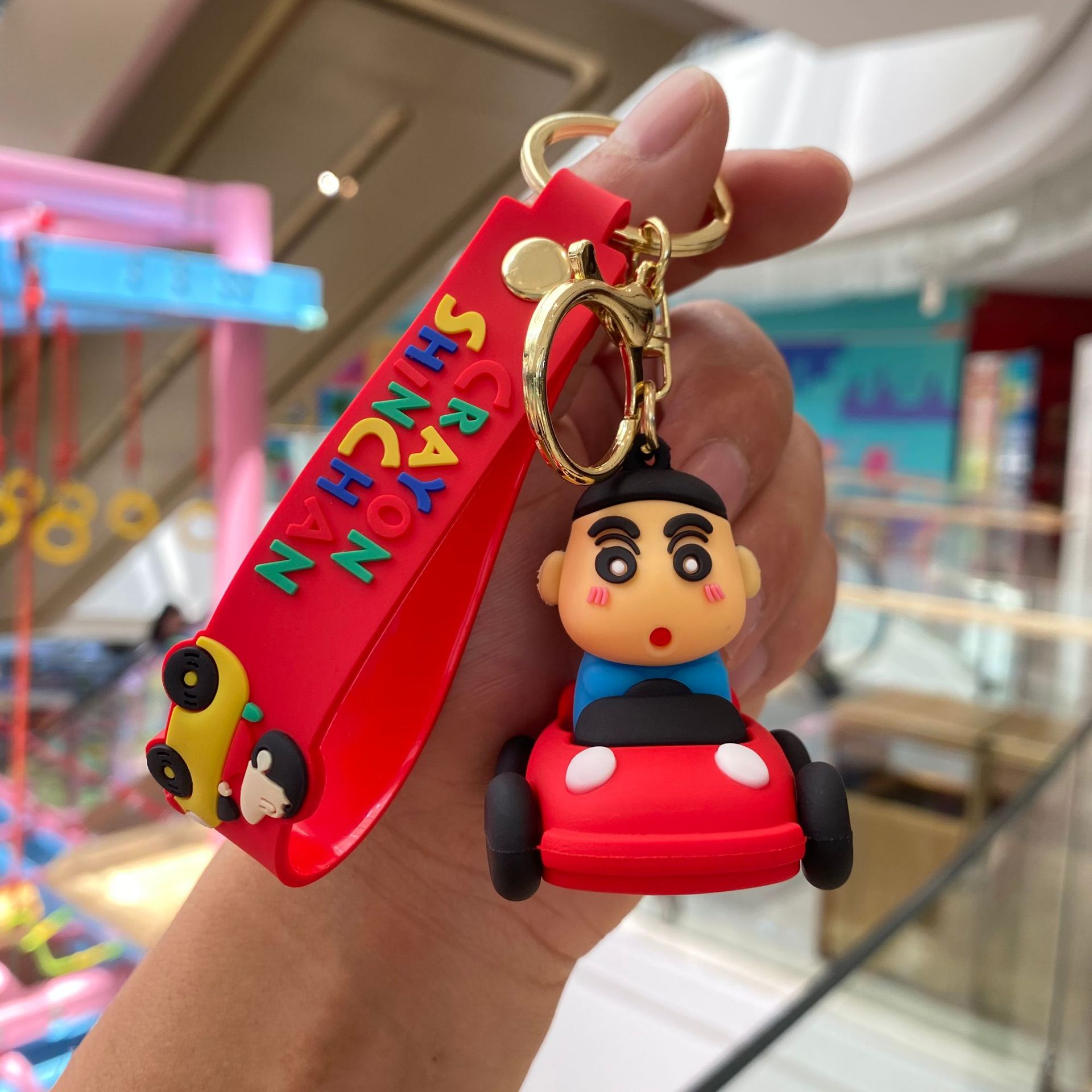 Coche de dibujos animados crayón pequeño llavero nuevo bolso de la muñeca colgante adornos de coche llavero pequeño regalo al por mayor