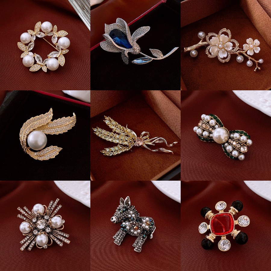 Middle Aged vintage Diamond Letter Brooch Retro Light Luxury High-end Sense Corsage Clothing Decoration Niche Jewelry Wholesale Women