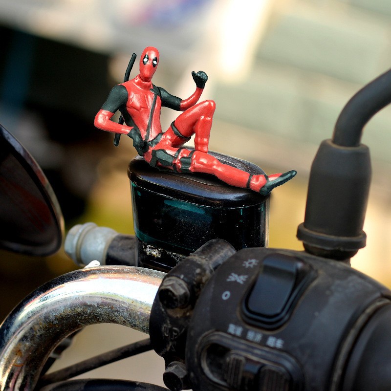 Accesorios de decoración del coche medio cuerpo Deadpool estatua modelo decoración del coche pequeño coche periférico barato escritorio oficina de mano
