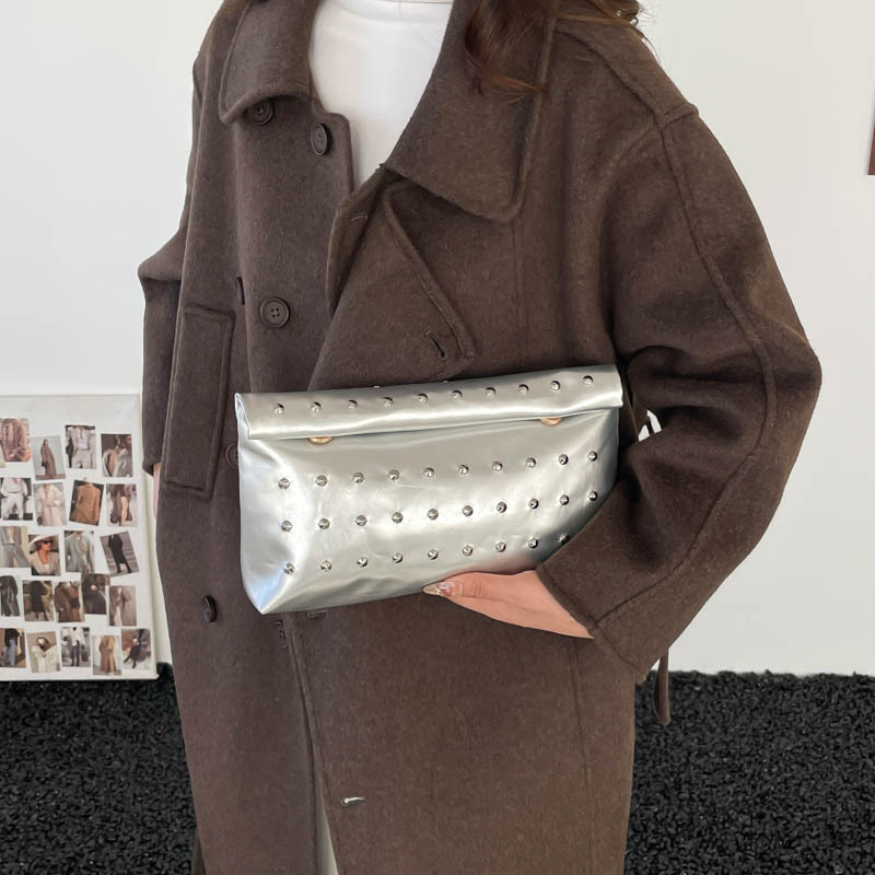 Niche bolsas de mano de gran capacidad de Europa y los Estados Unidos coreano 2025 nuevo bolso de hebilla de absorción de aire extranjero chica caliente sobre bolso de remachete de mujer