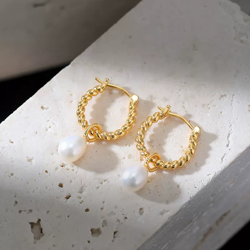 悦宝珠宝S925纯银镀金淡水珍珠复古轻奢扭纹圆珠耳环不规则银耳坠