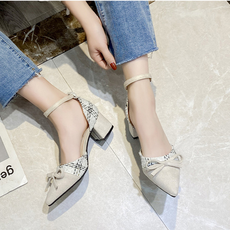 Xiaofang viento perla una sandalia de hebilla para mujeres primavera y verano 2026 nuevo punta hueco viento de noche arco zapatos individuales