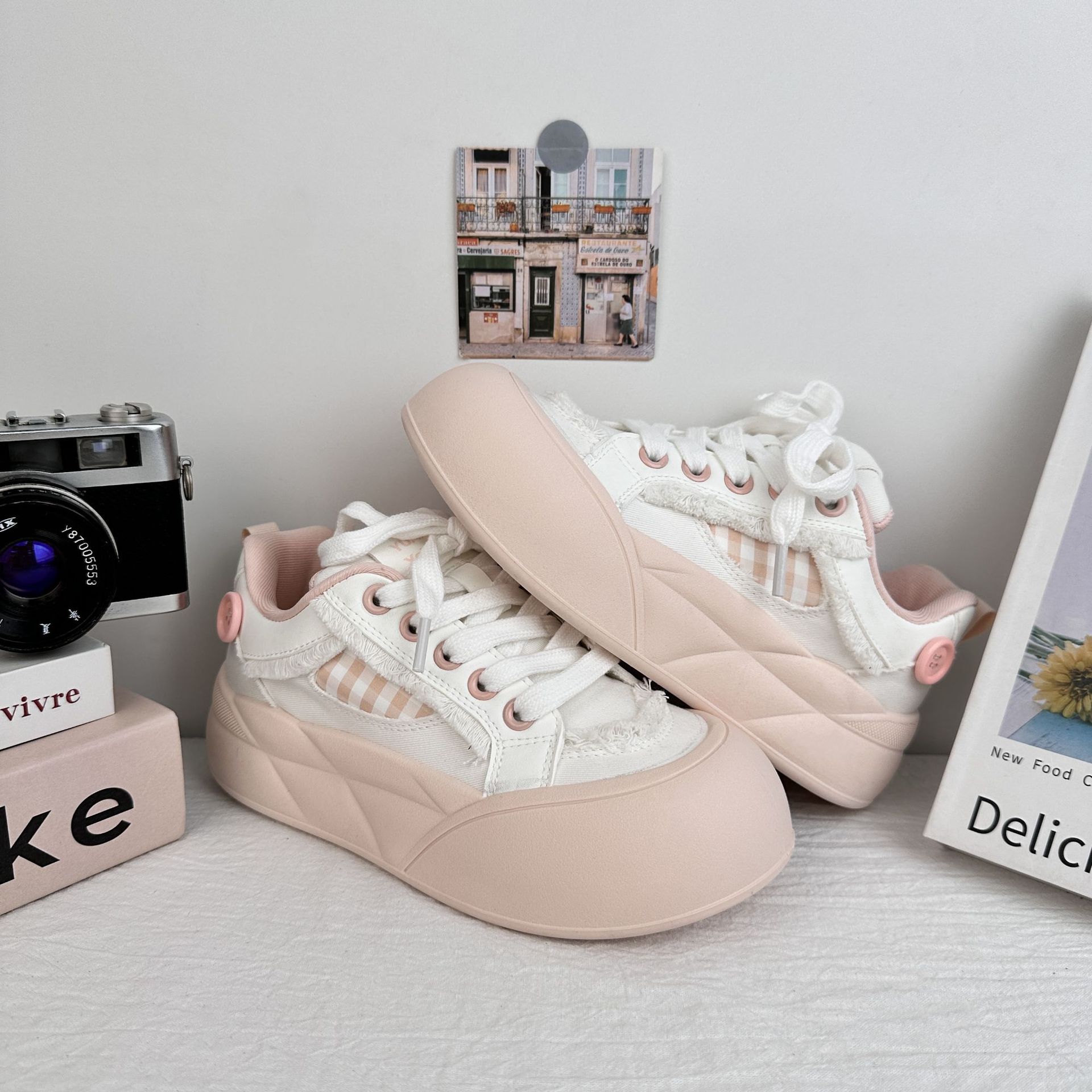 Zapatos de puff con patrón ondulado distante para mujeres 2025 nicho de verano, zapatos blancos pequeños, zapatos de suela gruesa, zapatos de pan lindos