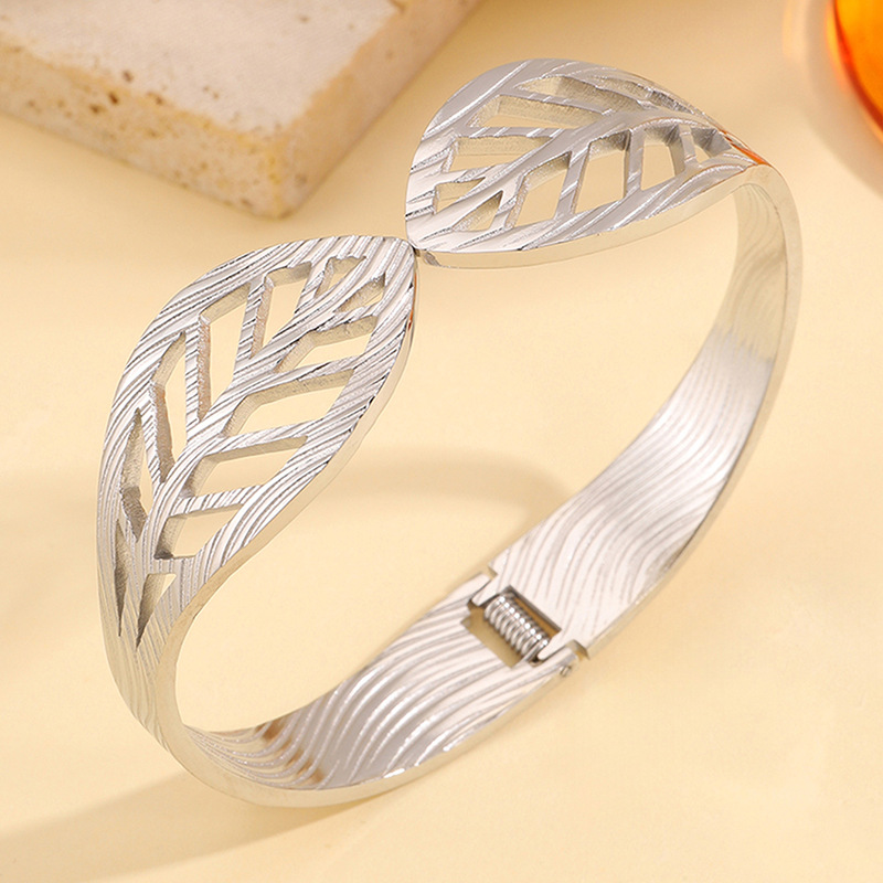 Brazalete de acero inoxidable hueco hoja elástica abertura brazalete de oro de arena transfronteriza Europa y América damas pulsera de joyas de alta calidad