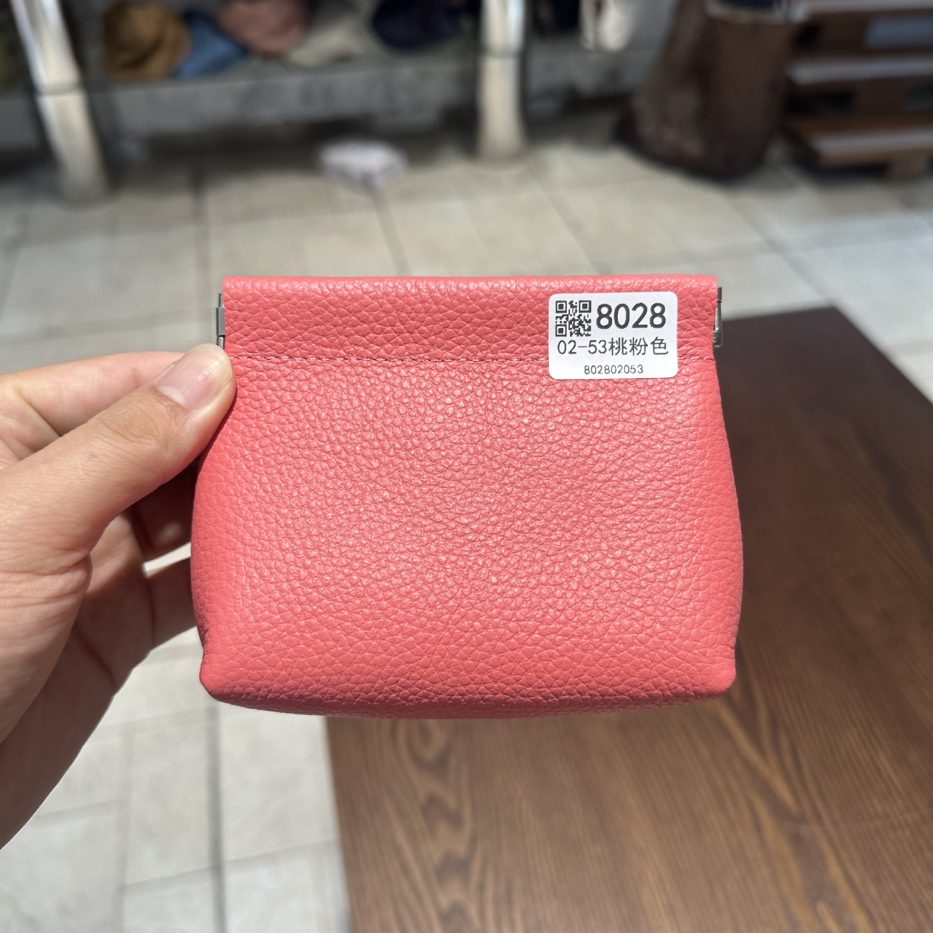 厚手の収納袋のトップ層の牛革は閉じています。