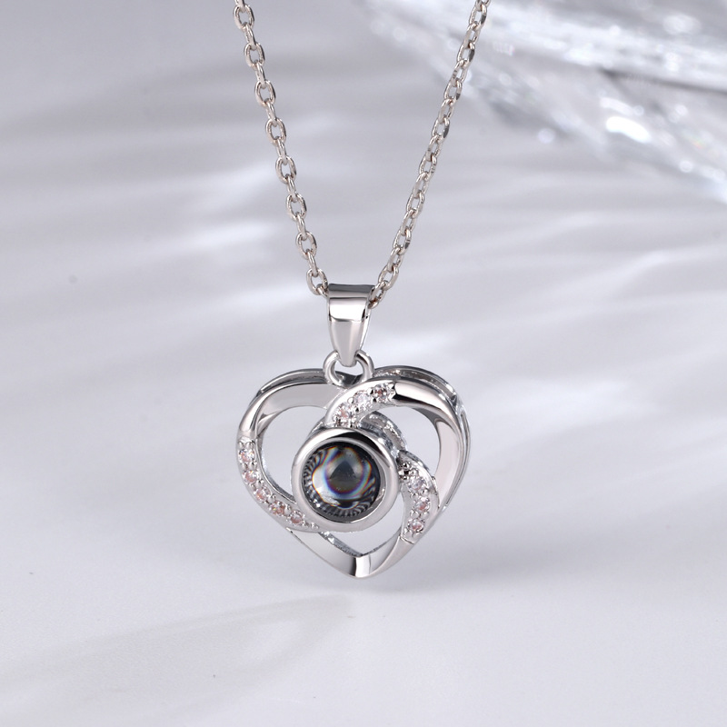 Cross-border Venta caliente amor memoria collar en forma de corazón colgante Femenino 100 idiomas te amo Cadena de clavícula