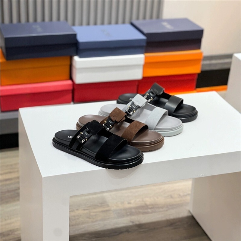 New summer thick-soled double-strap flip-flops for men, suitable for outdoor beach wear and casual use New summer thick-soled double-strap flip-flops for men, suitable for outdoor beach wear and casual use