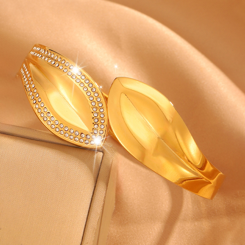 Brazalete de acero de titanio abierto Europa y América retro hoja de diamante no se desvanece placa ancha chapado 18k oro brazalete de acero inoxidable