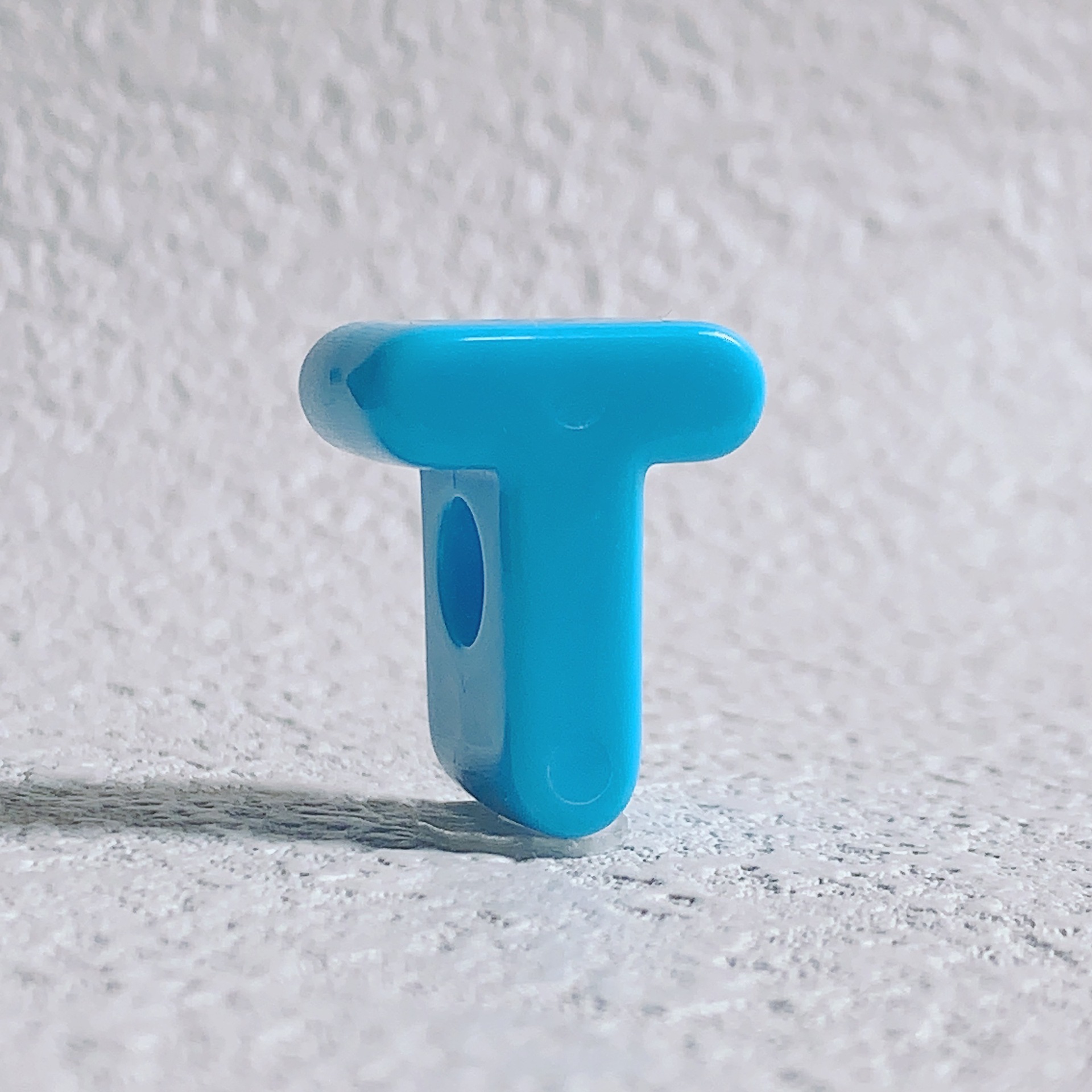 T (blue)