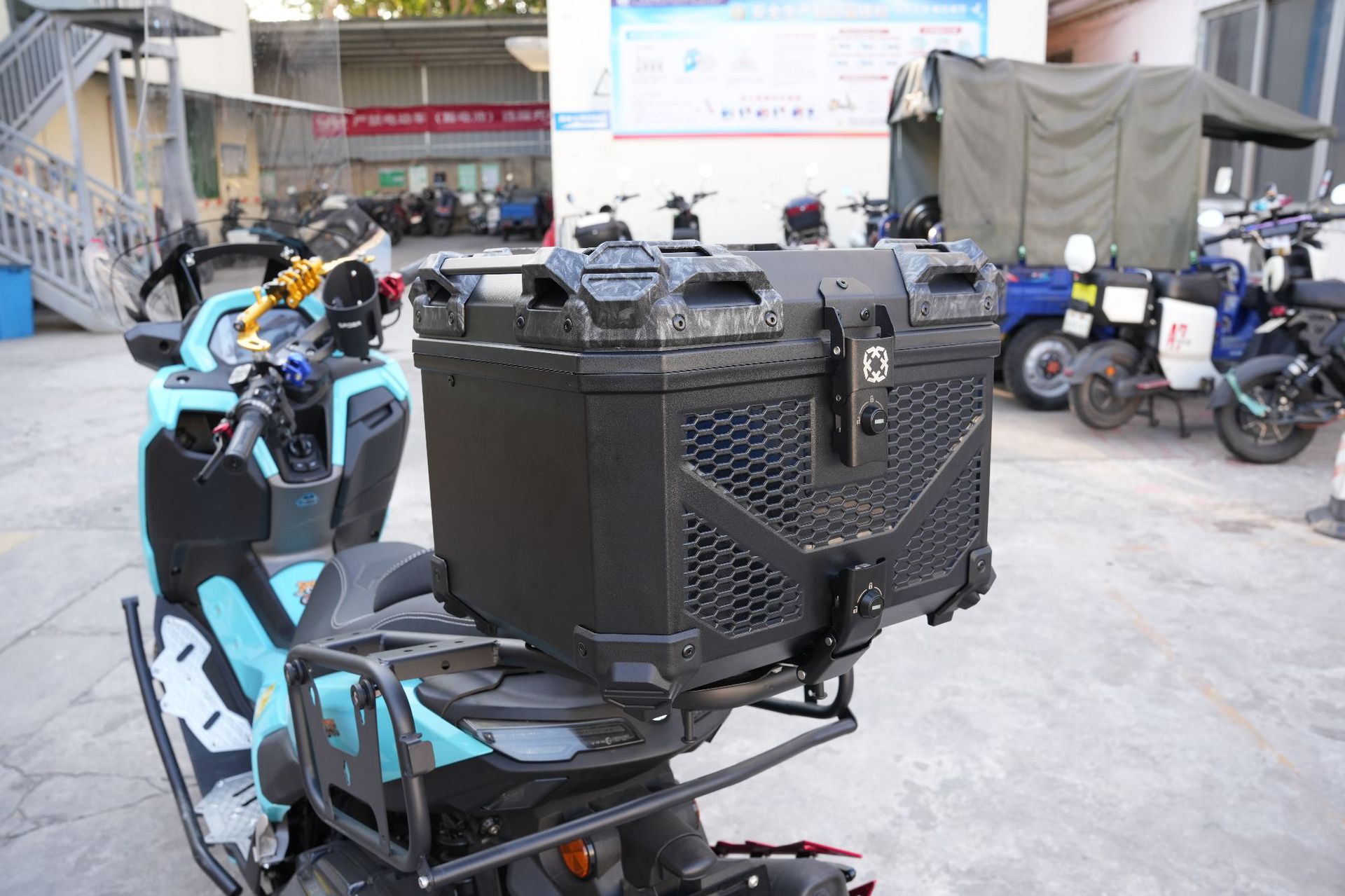 SWEER's new 45L motorcycle ABS plastic tail box, large-sized quick-release electric vehicle tail box No. 9
