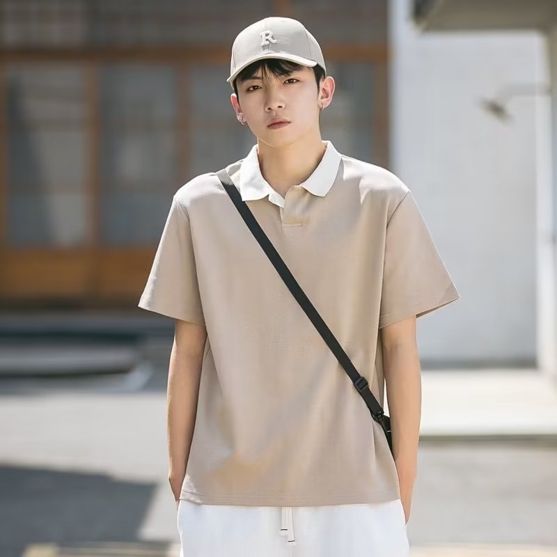 2024 nueva versión de la camiseta coreana de solapa de color de contraste tendencia verano nuevo estilo simple camisa Polo de hombre camisa de media manga