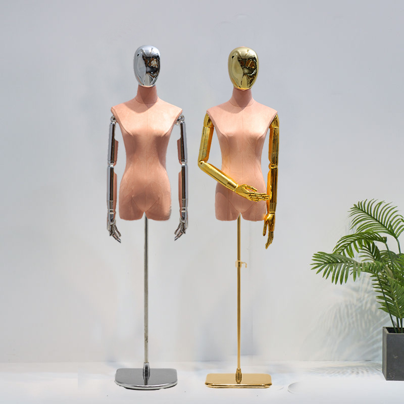 Modelo de ropa de mujer accesorios tienda de ropa de seda rosa modelo de mujer de tela de tela de tela de pantalla de ventana maniquí estante de exhibición