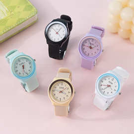 女士简约时尚腕表穿搭衣服石英表复古文艺防水女装饰腕表学生考试