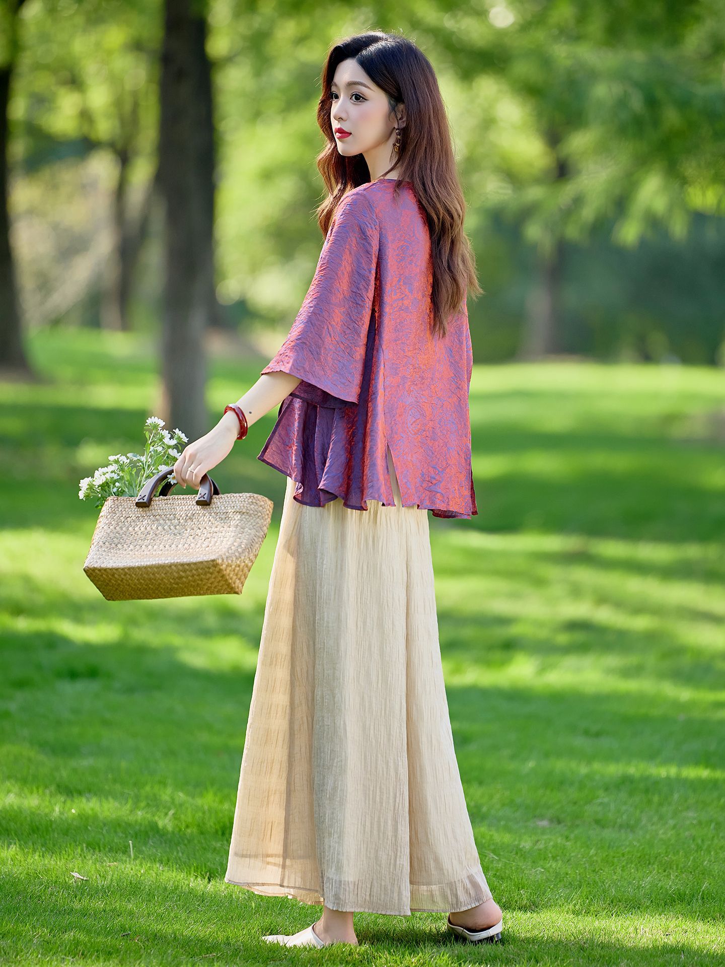 Bộ vest nữ hai mảnh gồm áo sơ mi cổ V và quần ống rộng dáng suông — Màu ảnh