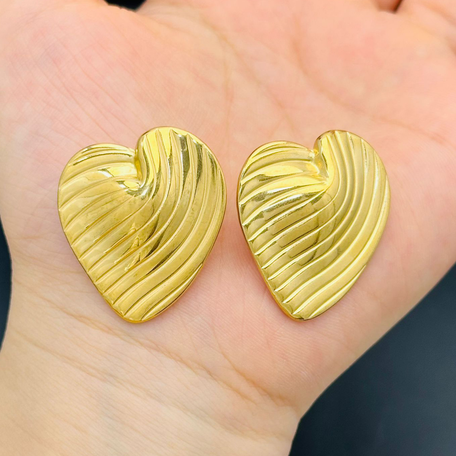 Moda francesa estética textura plegada aretes de gota de agua en forma de corazón dorado no se desvanece la sensación de lujo ligero pernos de acero de titanio