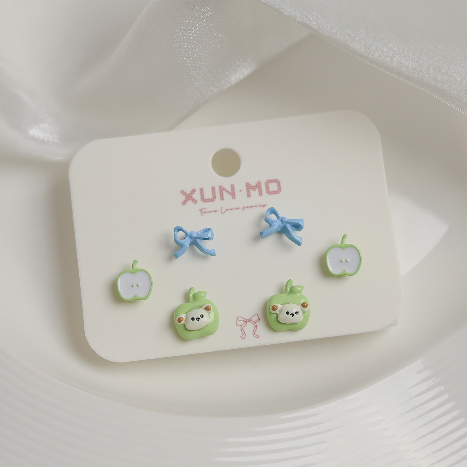 Juego de pendientes de aguja plateados, sencillos y compactos para mujer, pendientes geométricos en forma de corazón, bonitos, dulces y versátiles, venta al por mayor para puestos de mercado