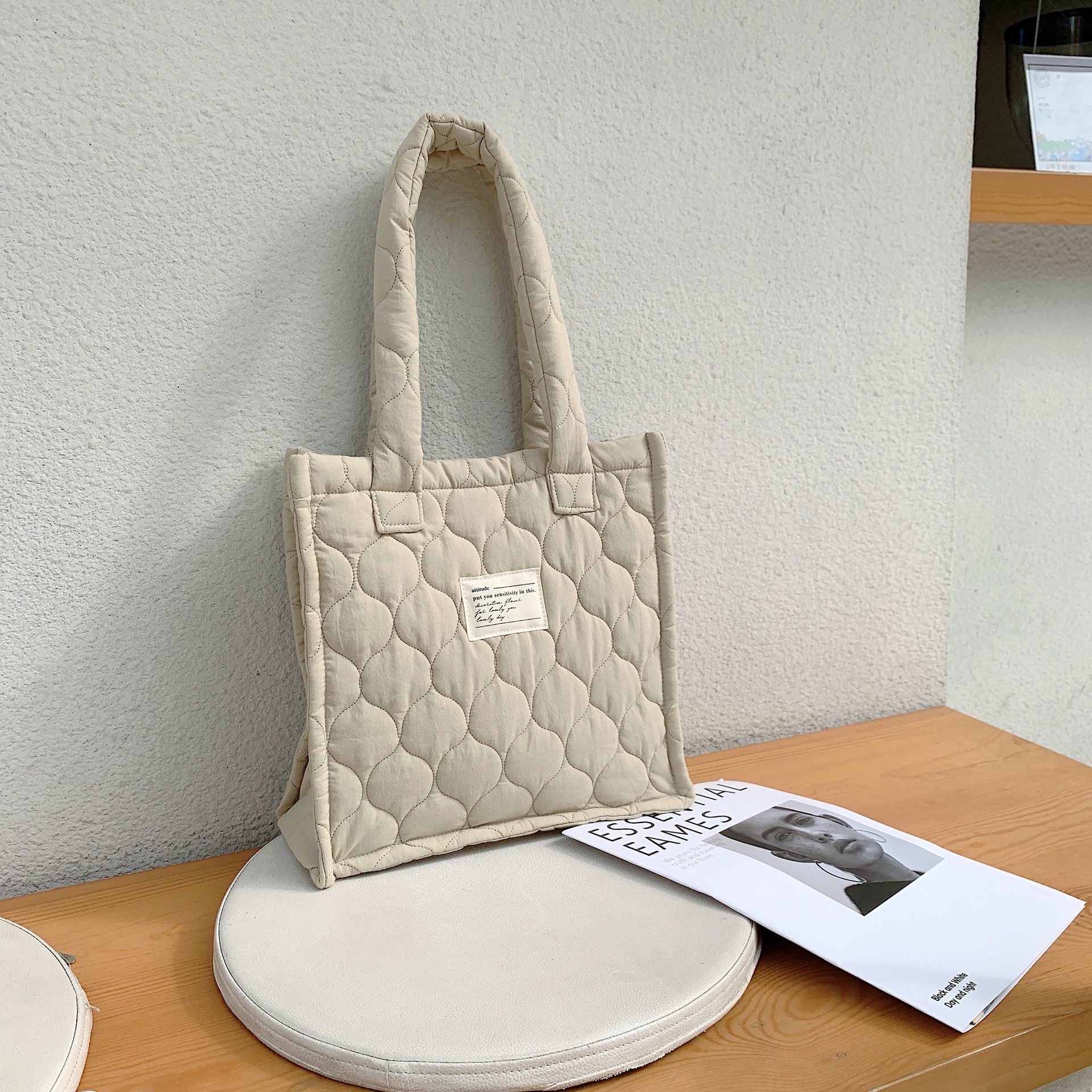 【 In Stock 】210301 large-capacity single-shoulder tote bag, quilted gourd hand-held commuter bag, autumn and winter hand-held bag for women undefined