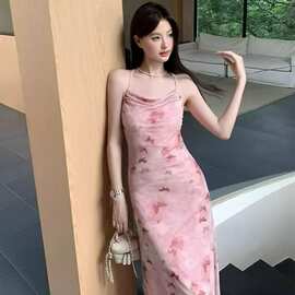 法式新款纯欲吊带连衣裙2025夏季辣妹粉色蝴蝶碎花露背显瘦长裙子