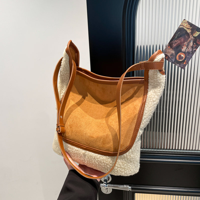 Retro tela esmerizada bolso de cubo de agua mujer 2025 nuevo nicho de moda cordero gran capacidad mochila de hombro