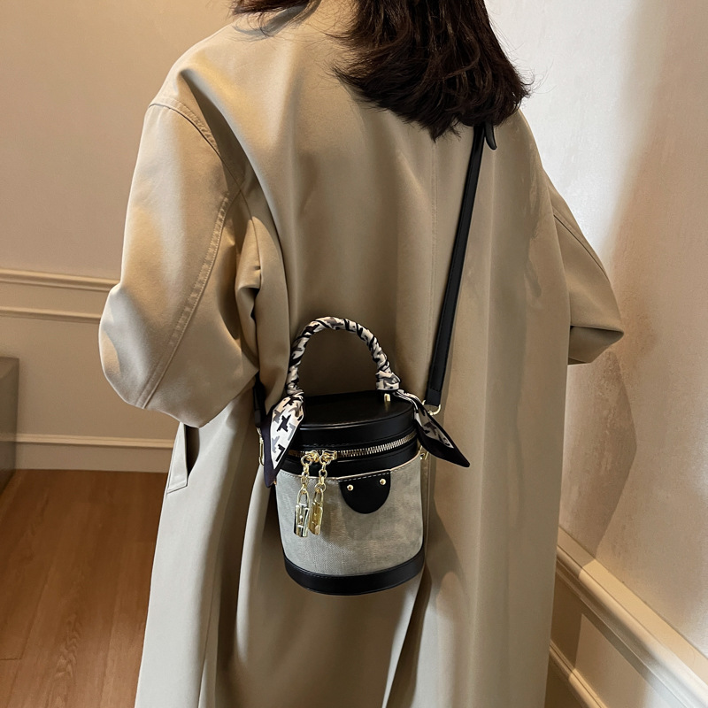 Nuevo bolso de cubo portátil de color súper fuego transfronterizo 2025 para mujer Nuevo bolso de hombro de mensajero de moda occidental para mujer