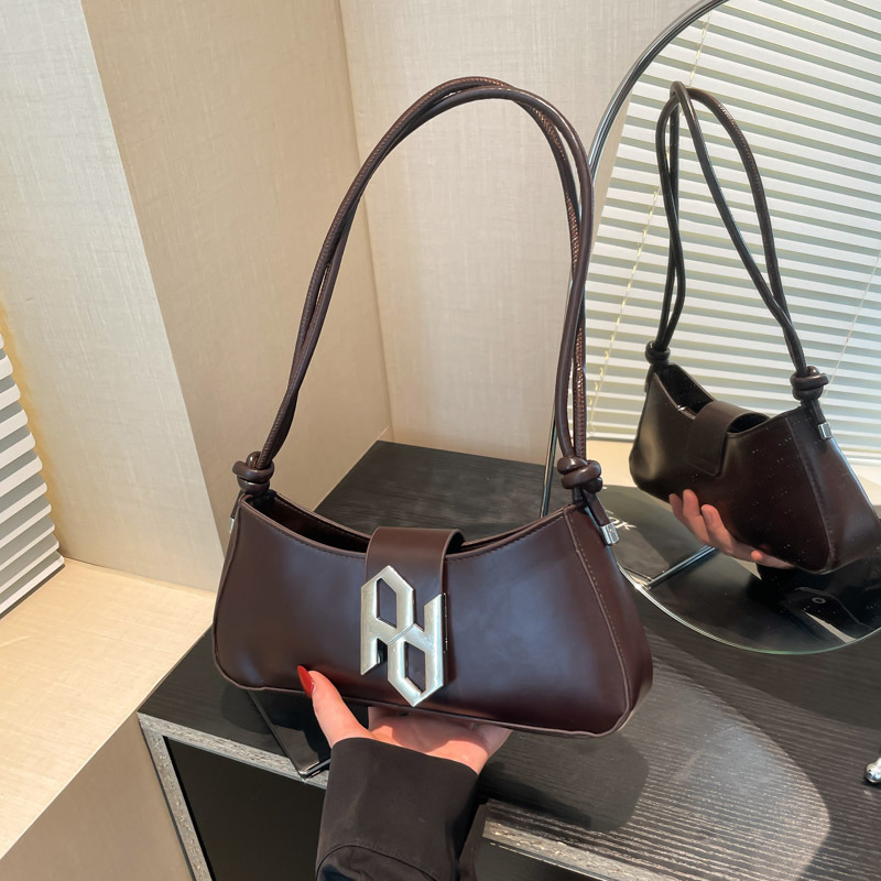 2024 otoño e invierno nuevo estilo francés textura de nicho bolso de axila moda bolso de hombro de luna nueva bolso de mano de todo fósforo de viaje