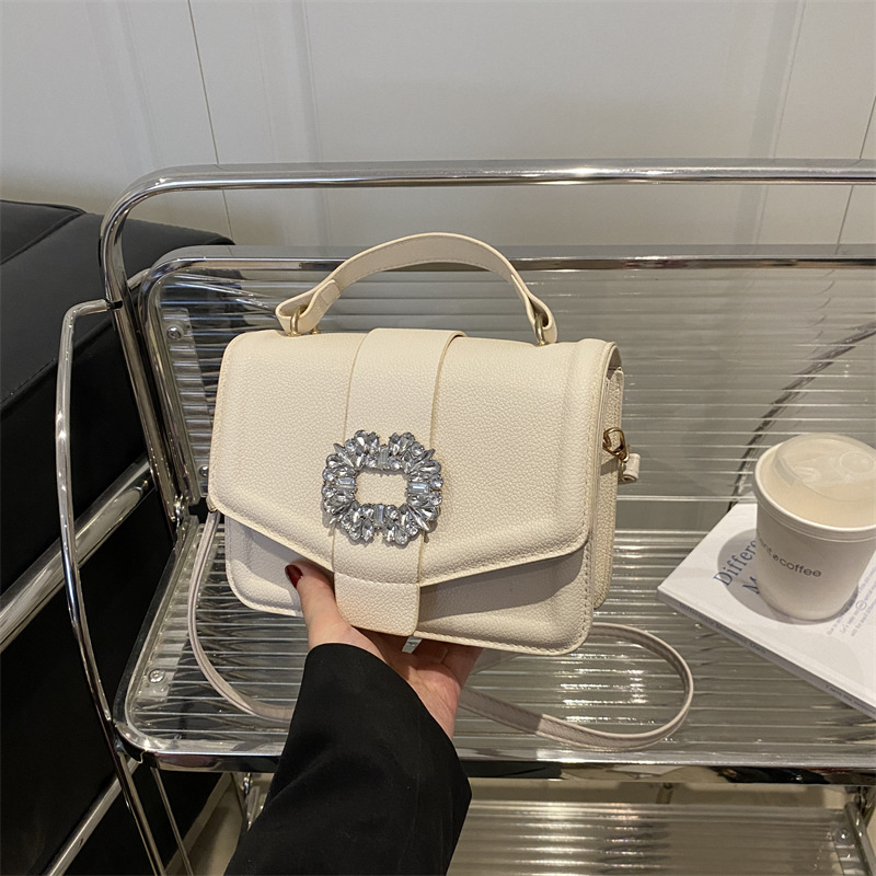 Bolso popular este año 2025, nuevo estilo simple de moda, mochila con patrón de litchi, bolso de viento simple, bolso de hombro casual.