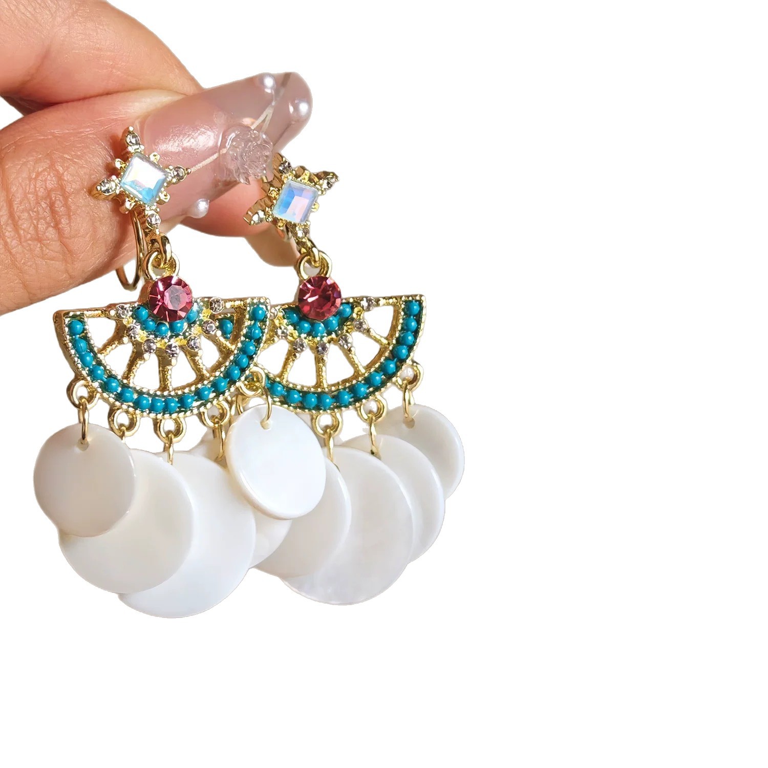 Pendientes de borla de concha blanca redonda con aguja de plata Pendientes de todo fósforo de moda de estilo de vacaciones Pendientes de alta gama de nicho al por mayor