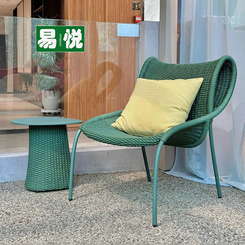 Sofá pequeño balcón de ocio combinado al aire libre impermeable y protector solar creativo minimalista patio mecedora al aire libre sofá de caña