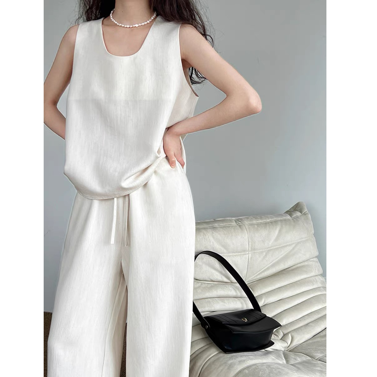 Novo conjunto de roupa feminina estiloso e descolado: colete claro, calça pantalona, conjunto de duas peças, estilo old money completo.