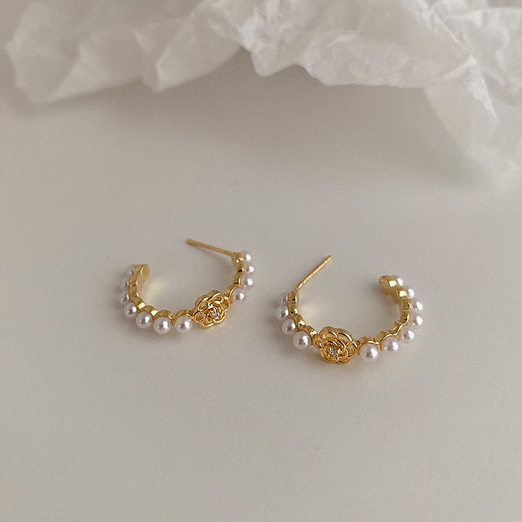 Korean Retro C-shaped Pearl Camellia Ear Hoop display picture 3