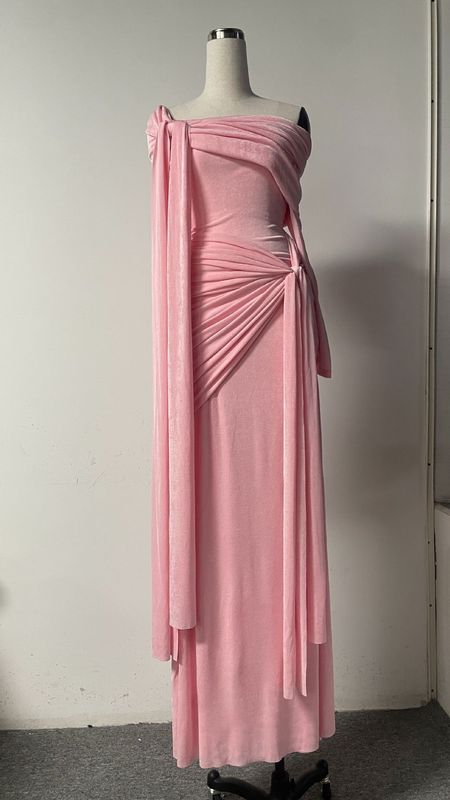 スポットニッチデザインストリーマーイエロースプライシングワンショルダーレディスタイルドレス女性用プリーツ痩身ロングスカート|undefined