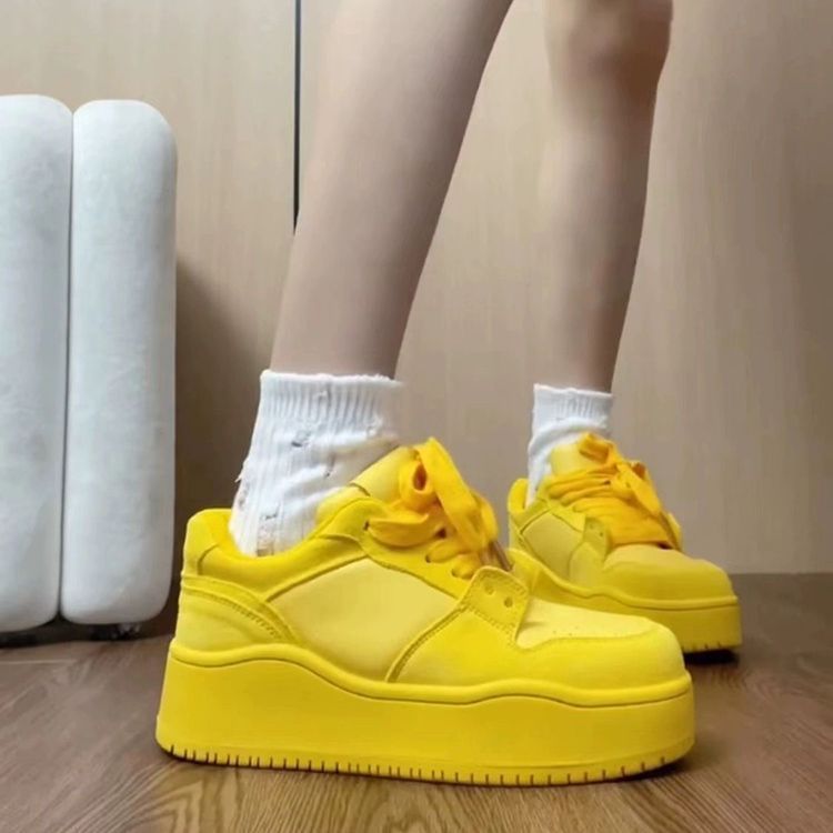 El alto valor de la cara en línea explosión de zapatos de skate amarillos para mujeres 2024 verano nuevo verano dopamina suela gruesa zapatos casuales de altura