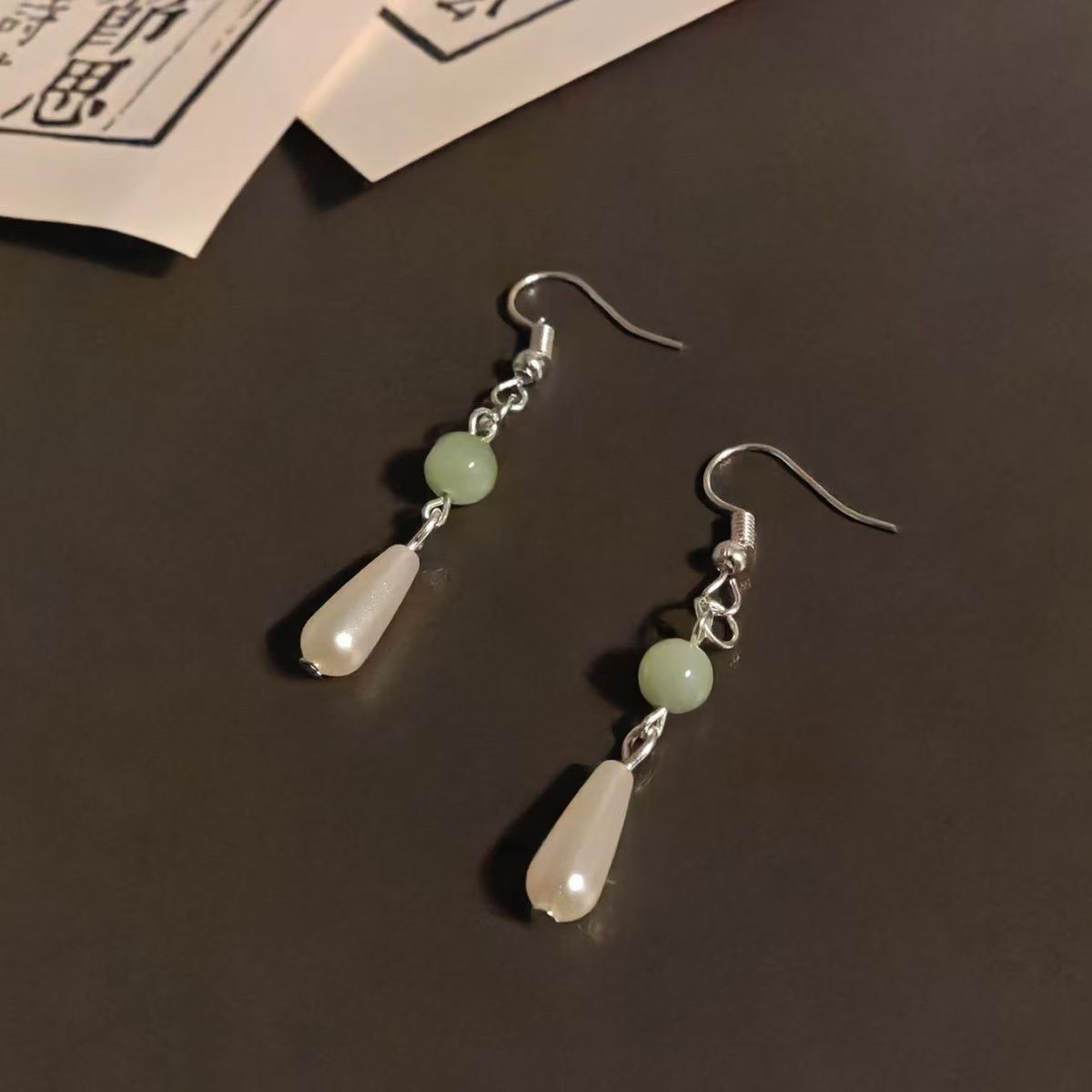 Aguja de plata Retro Nuevo chino Pendientes de perlas y jade Pendientes de Hanfu de estilo de palacio simple Pendientes de abanico clásico