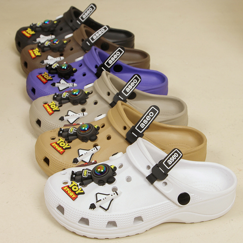 Croc-Style Shoes for Women, Suitable for Going Out in Summer, Nurse Style, Couple Style, 2026 New Model, Cute Cartoon Design, Breathable, Flat-Bottomed, Closed-Toe Sandals Croc-Style Shoes for Women, Suitable for Going Out in Summer, Nurse Style, Couple Style, 2026 New Model, Cute Cartoon Design, Breathable, Flat-Bottomed, Closed-Toe Sandals