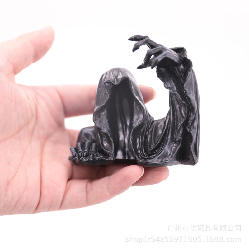 国境を越えたゲームの魔戒霊ゲームの周辺の神秘的な黒い服の人の戒霊王の座り方の暗黒系のフィギュア|undefined