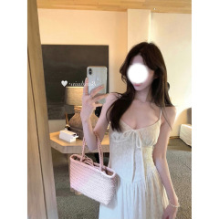 白水の女性の氷玉の白茶のvネックのジャカードのガーターのワンピースの女性の早春の清純な系のたるみ感はスカートを着ます。