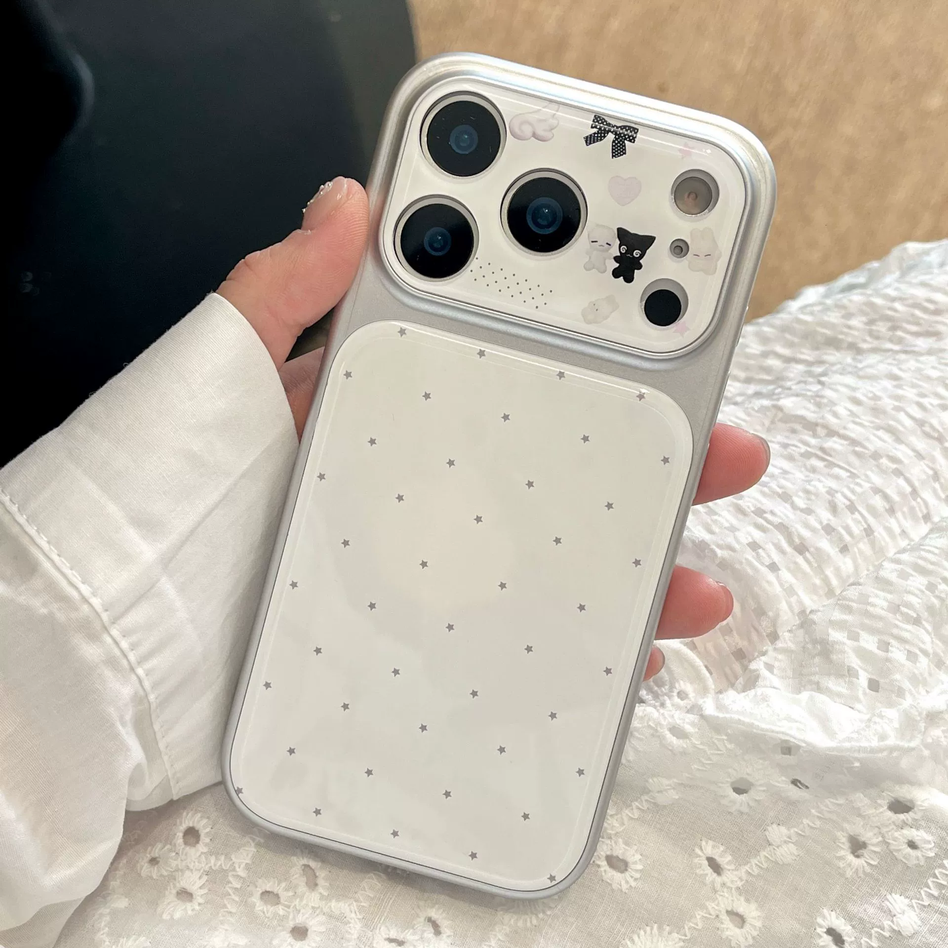 Чехол для телефона (Apple iPhone 17 ProMax) акрил, «звёзды» по всей поверхности, большой оконный вырез для камеры — белый