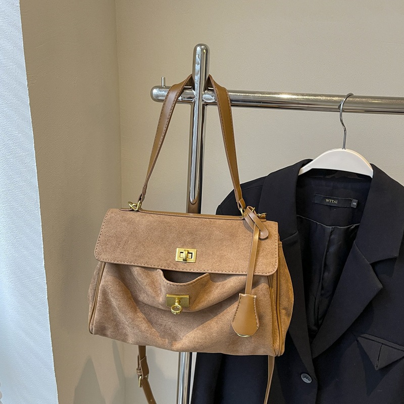 Este año, la popularidad de la bolsa de peluche retro, la capacidad de las mujeres, 2024 otoño y invierno, nueva moda, alta sensación de bolso de hombro.