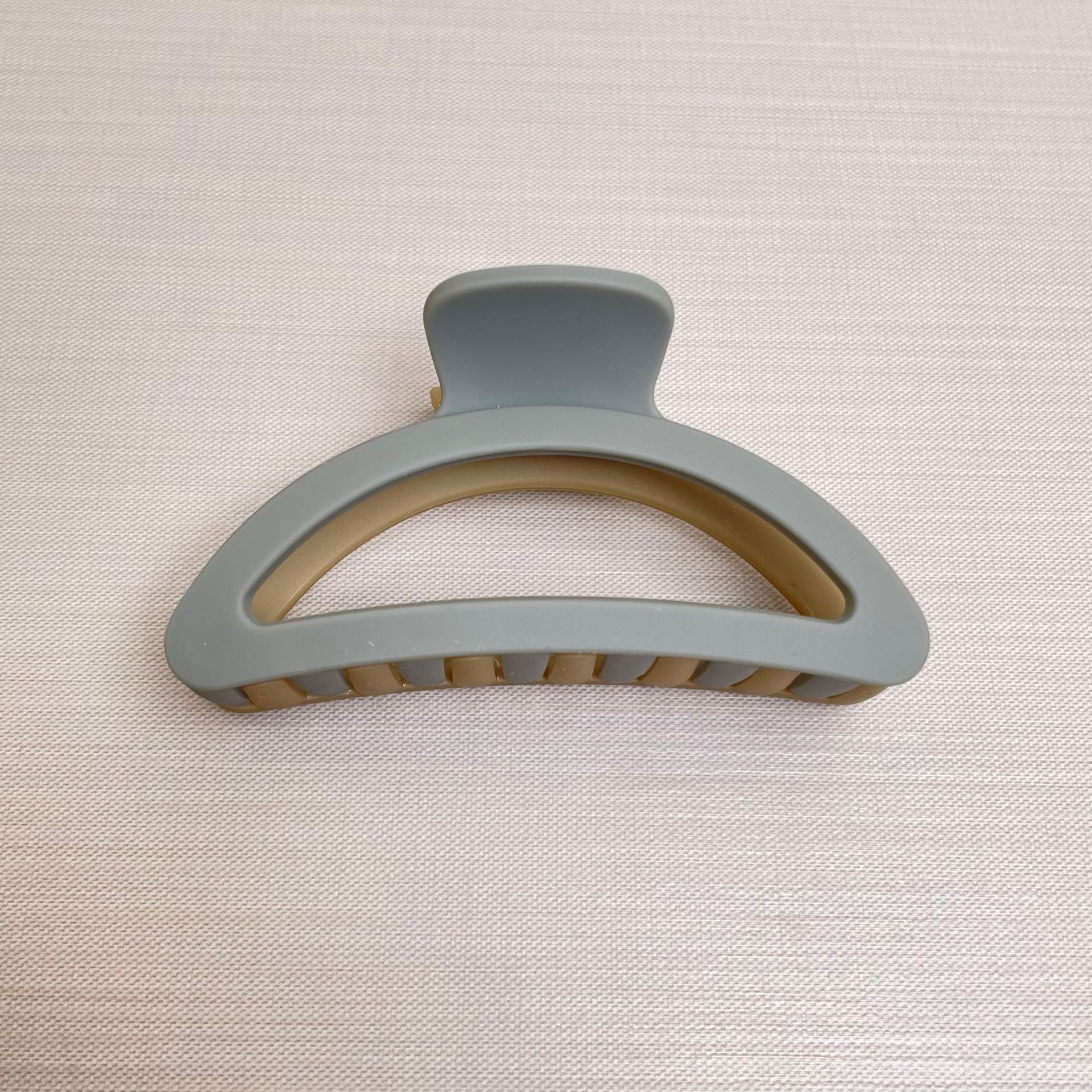 Oufeile superficie de dos colores AB textura esmerilada agarre cuchara trasera femenina alta Cola de Caballo tiburón clip accesorios para el cabello horquilla al por mayor