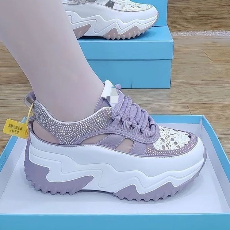 Sandalias de moda de fondo grueso para mujeres 2026 verano nuevo cuero suave hueco transpirable malla elevada zapatos deportivos casuales